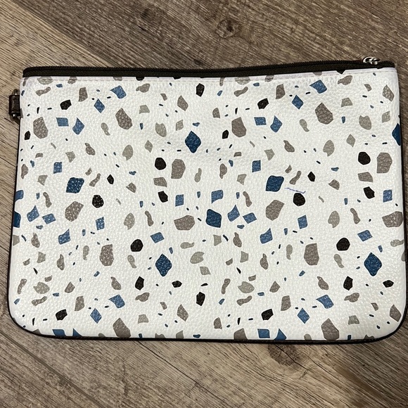 Thirty one pouch - Picture 1 of 3